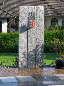 Stelen aus Naturstein, Stelen für Zaunbau
