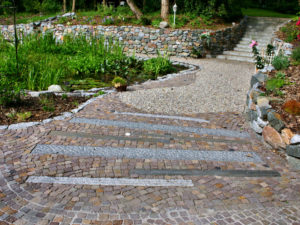 Pflasterarbeiten mit Naturstein und Intarsien