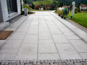 Pflasterarbeiten mit Naturstein und Intarsien