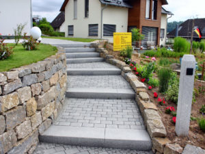 Mauerbau mit Naturstein