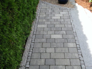 Pflasterarbeiten mit Naturstein und Intarsien